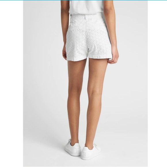 *SOLD* GAP DAINTY WHITE SHORTS - Picture 2 of 4